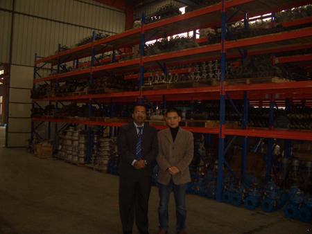 沙特客户参观产品仓库