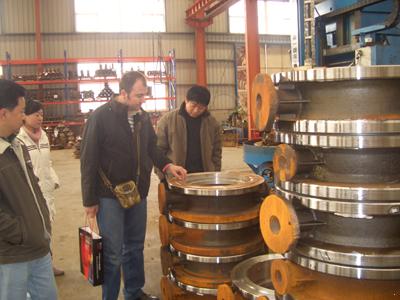 俄罗斯客户考察我厂闸阀、蝶阀生产车间（图2）
