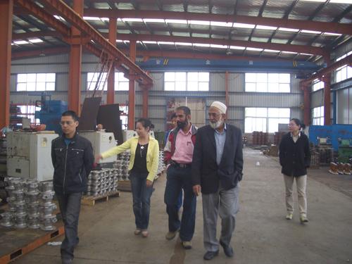 沪工杨总陪同印度客商考察我厂