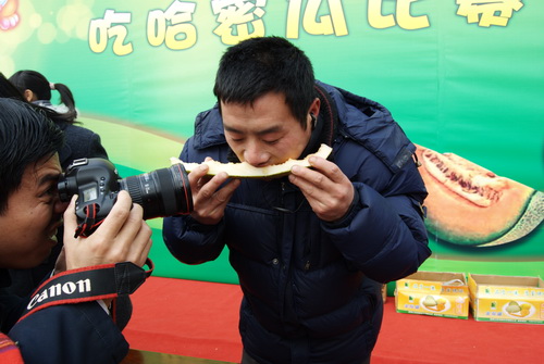 2011 年华亭镇新春闹元宵活动-吃哈密瓜比赛（图六）