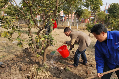 上海沪工阀门厂董事长杨猛先生在给树木浇灌