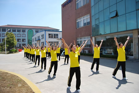 上海沪工阀门厂开展第八套广播体操健身活动（图 1）