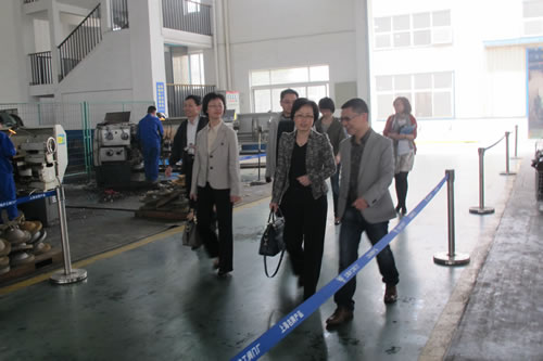在我厂董事长杨猛先生引领下，陈部长一行视察参观沪工阀门产业园