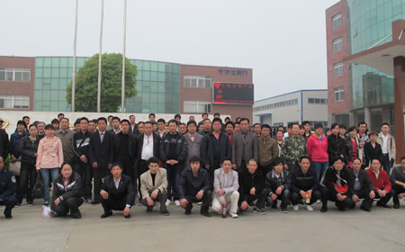 上海沪工阀门厂员工出发前在沪工厂门前合影