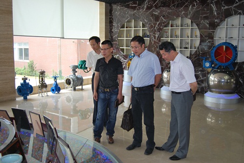 中共嘉定区委统战部副部长、区统战部机关党总支书记甘永康同志在上海沪工阀门厂视察工作（图 2）