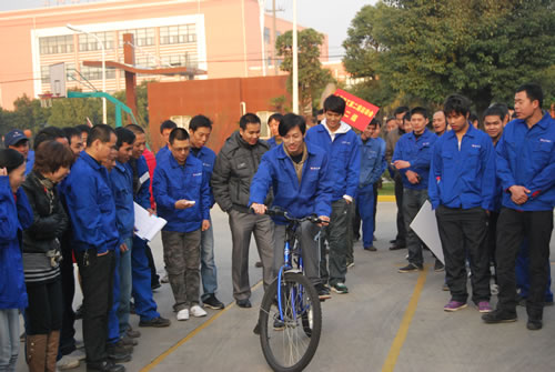 上海沪工阀门厂第二届职工运动会自行车慢骑比赛（图6）