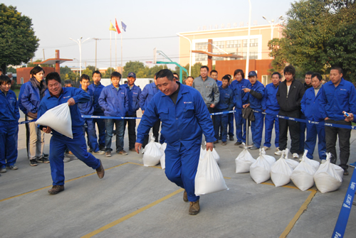 上海沪工阀门厂第二届职工运动会蚂蚁搬家（背沙包）比赛（图11）