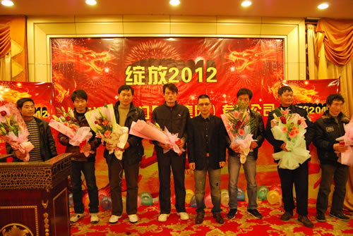 董事长杨猛与公司2011年度文明员工候选人合影