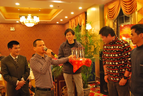 市场部部长潘海潮颁发第二届运动会团体奖