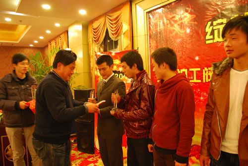 工会主席林银华颁发公司第二界运动会个人奖