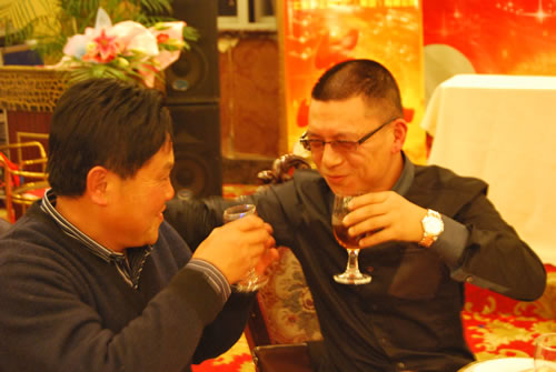 沪工阀门集团董事长杨猛与工会主席林银华亲切交谈