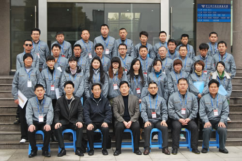 3044永利集团2012年职代会代表在行政楼前合影