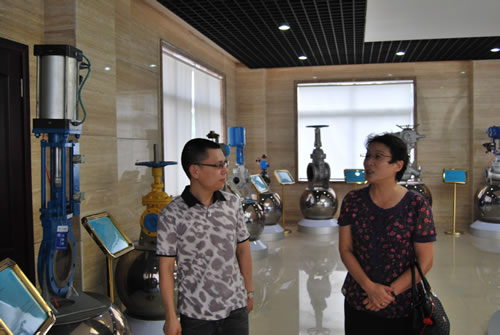 嘉定区政协副主席章宇慧女士参观我公司一楼展厅