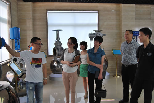 图2 考评认定组领导参观沪工阀门产品展厅