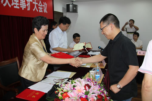 嘉定区区委常委、副区长费小妹女士为沪工董事长杨猛颁发质量协会副会长证书