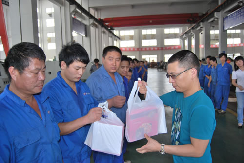 沪工党委书记、董事长杨猛慰问沪工生产一线员工