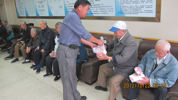 3044永利集团党支部成员褚德祥同志为华亭敬老院的老人们发放节日礼品
