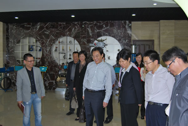 沪工党支部书记、董事长杨猛向沙部长介绍公司取得的荣誉证书与奖牌