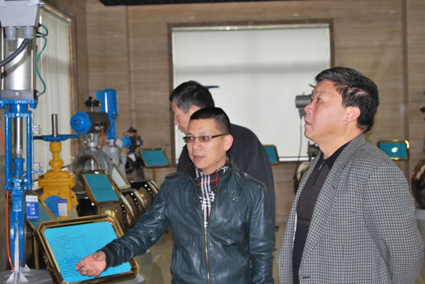 前嘉定区工商局局长、现任嘉定区商标协会会长金耀祖在沪工阀门视察工作