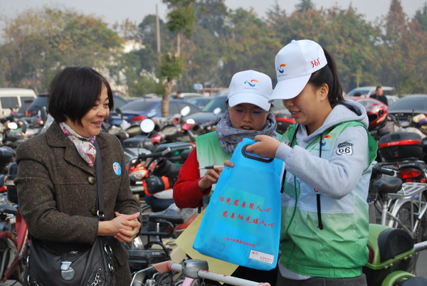 沪工志愿者在嘉定区博乐路开展“好心人帮好心人”募捐活动1