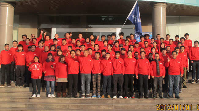 沪工阀门集团参加健身跑活动员工在行政大楼前合影