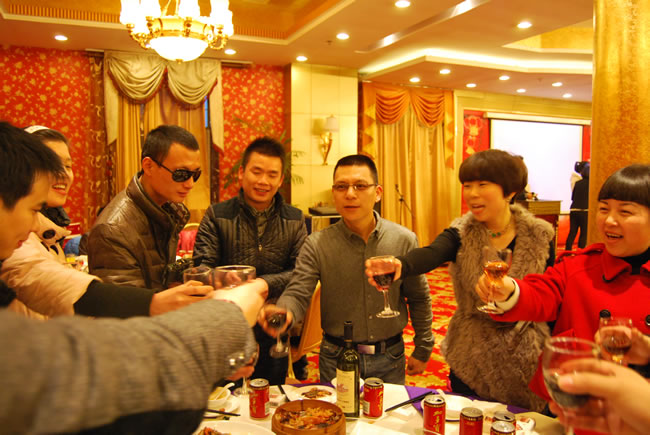 杨猛向公司员工敬酒(1)