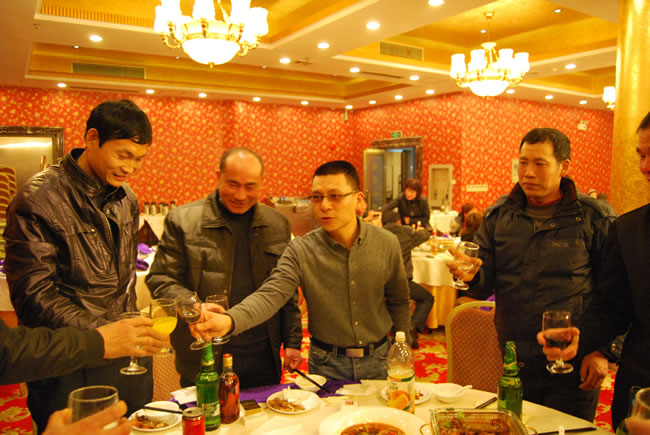 杨猛向公司员工敬酒(3)