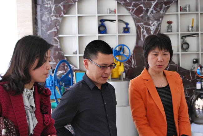 嘉定区社会工作党委领导参观我司荣誉展厅