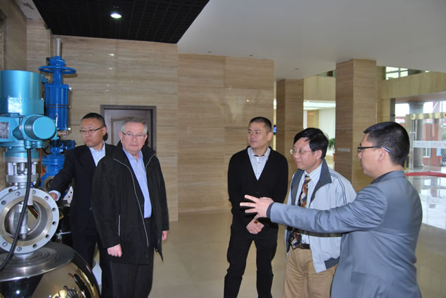 欧洲阀门协会主席皮埃尔先生参观沪工阀门集团产品展厅
