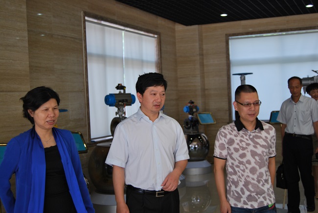 嘉定区组织部副部长陈杰在沪工阀门视察工作（图1）