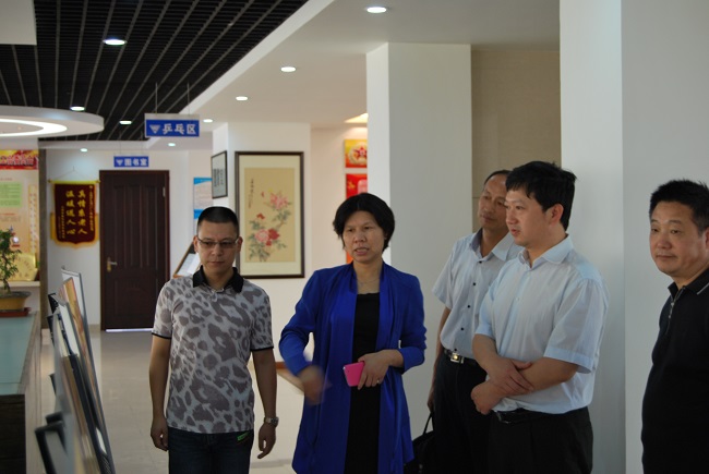 嘉定区组织部副部长陈杰在沪工阀门视察工作（图2）