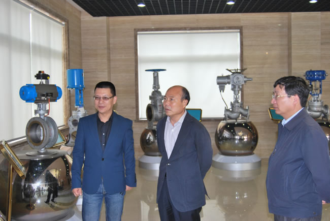 朱建江副区长、沈培新书记参观沪工产品展示厅