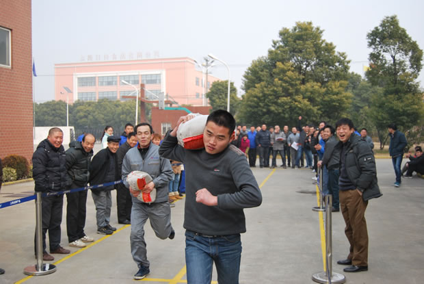 蚂蚁搬家-搬沙袋比赛(图8)