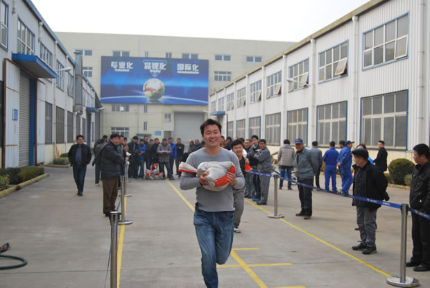 蚂蚁搬家-搬沙袋比赛(图9)