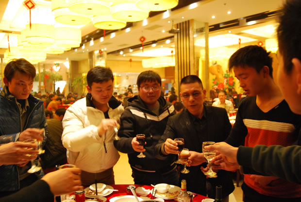 沪工阀门集团董事长杨猛向员工敬酒