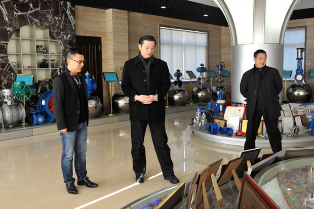 华亭镇党委书记陈宾参观沪工阀门展示厅