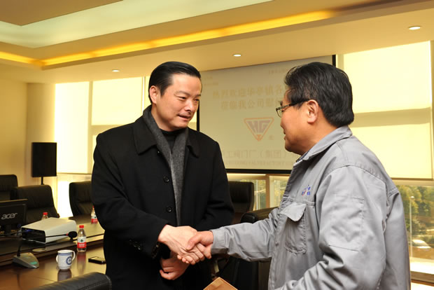 陈宾慰问我公司困难职工，公司工会主席林银华接受慰问金