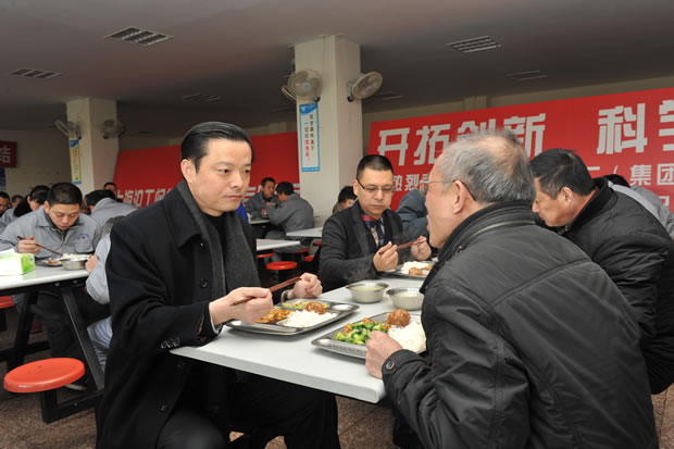 陈宾在沪工阀门集团进工作午餐，与公司员工交谈