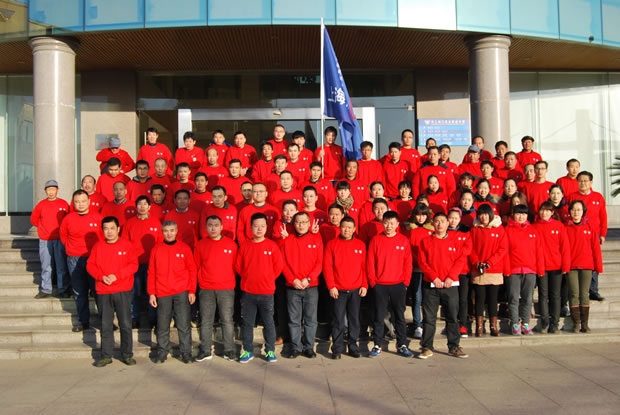 参加长跑活动员工出发前在公司大楼前合影