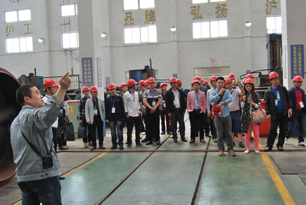 上海沪工阀门厂集团全国优秀经销商座谈会参会代表参观公司生产加工车间(图 1)