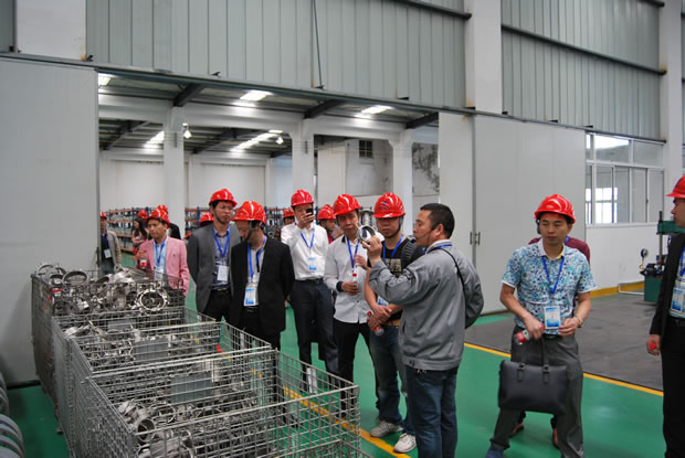 上海沪工阀门厂集团全国优秀经销商座谈会参会代表参观公司生产加工车间(图 3)