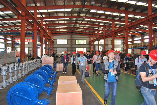 上海沪工阀门厂集团全国优秀经销商座谈会参会代表参观公司生产加工车间(图 4)