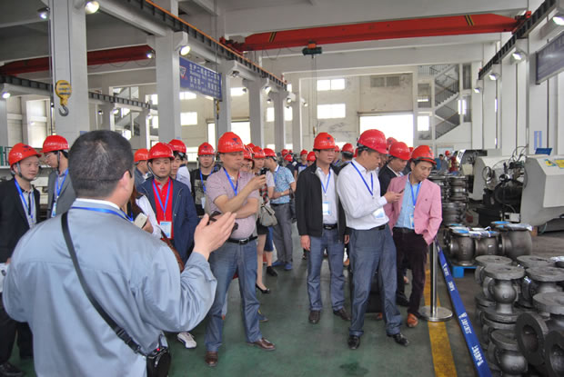 上海沪工阀门厂集团全国优秀经销商座谈会参会代表参观公司生产加工车间(图 6)