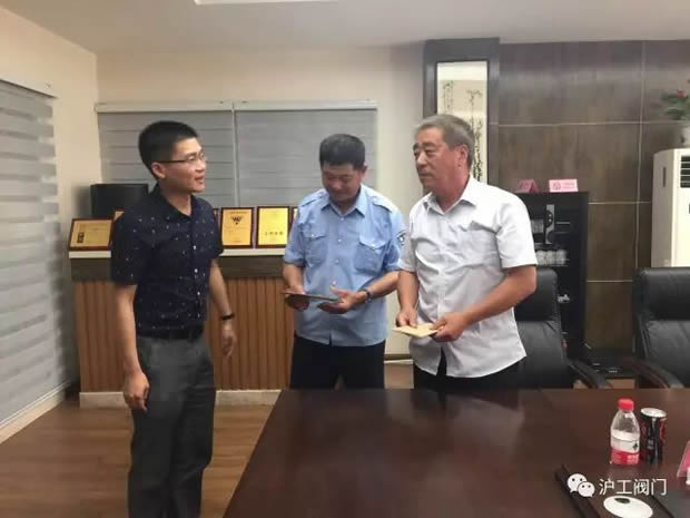 华亭镇“两新组织”党总支七一前夕走访慰问沪工阀门困难党员(图3)