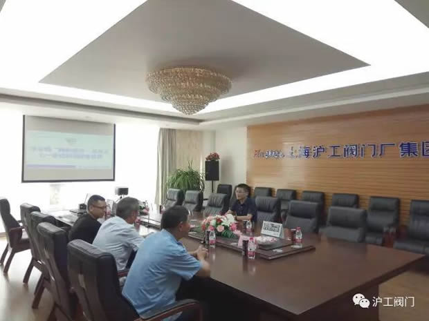 华亭镇“两新组织”党总支七一前夕走访慰问沪工阀门困难党员(图2)