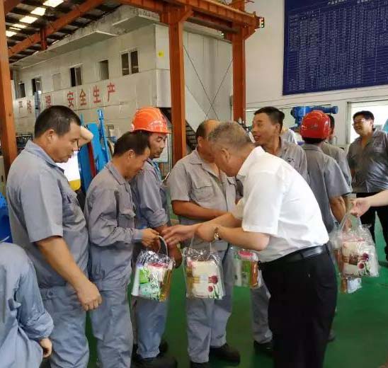 华亭镇总工会前来上海沪工阀门厂慰问一线职工(图2)