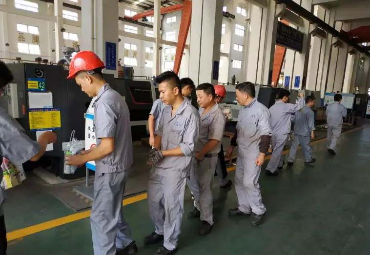 华亭镇总工会前来上海沪工阀门厂慰问一线职工(图3)