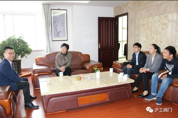 华亭镇党委书记何蓉在沪工阀门调研（图2）