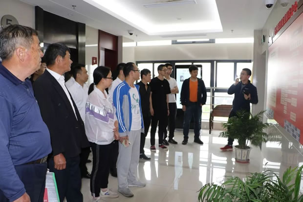 沪工阀门党支部开展致敬七十年奋进新时代主题党日活动（图3）