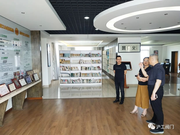 华亭镇党委副书记顾颖健、工会主席何柯文走访慰问我司(图1)